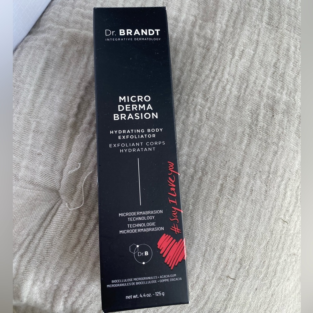 Dr. Brandt Microdermabrasion Hydrating Exfoliator - Black and Red